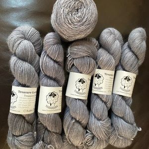 Treasure Goddess yarn.Very soft,not itchy.Baby alpaca,silk,cashmere.70%,20%,10%